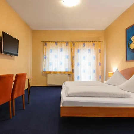 Отель Stumbergers - Free Parking - 3*