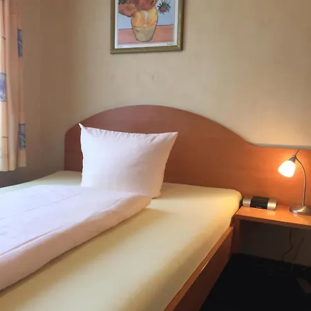 Отель Stumbergers - Free Parking - 3*